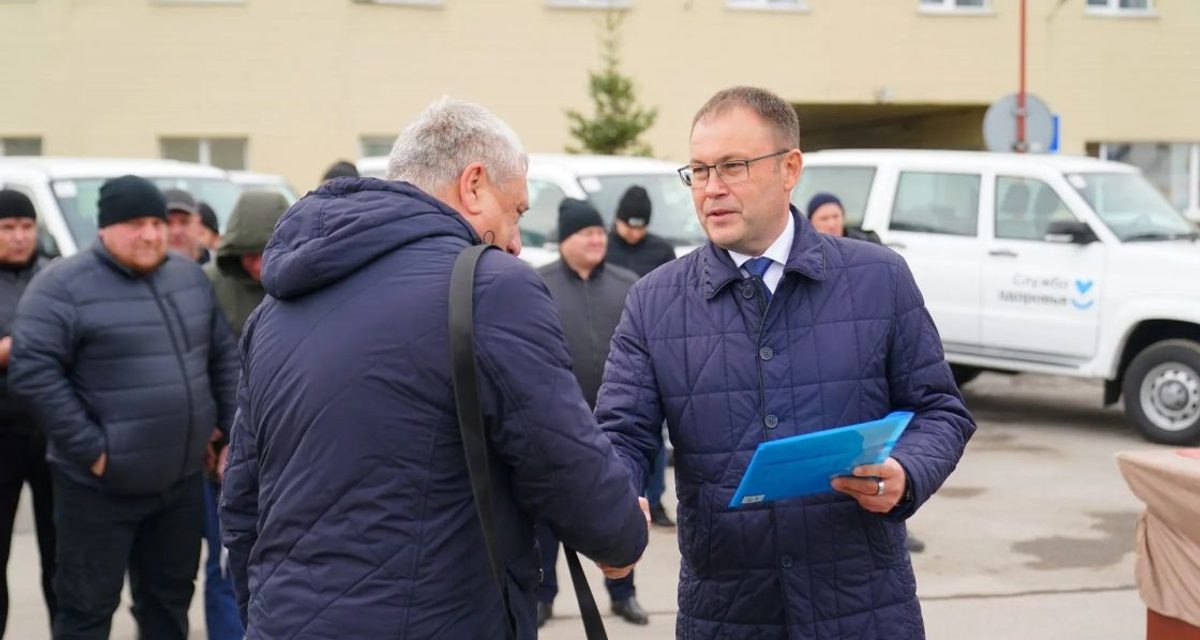 В 26 больниц Кузбасса передали 59 новых машин для выездов к пациентам
