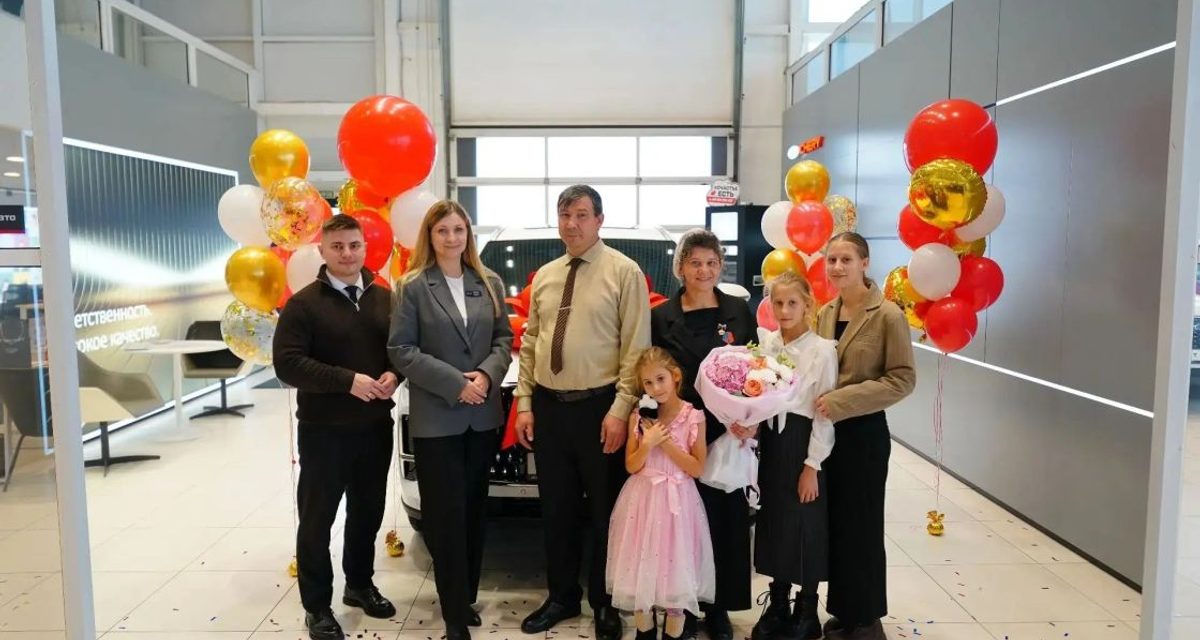Семье с 11 детьми из Прокопьевска подарили новый автомобиль