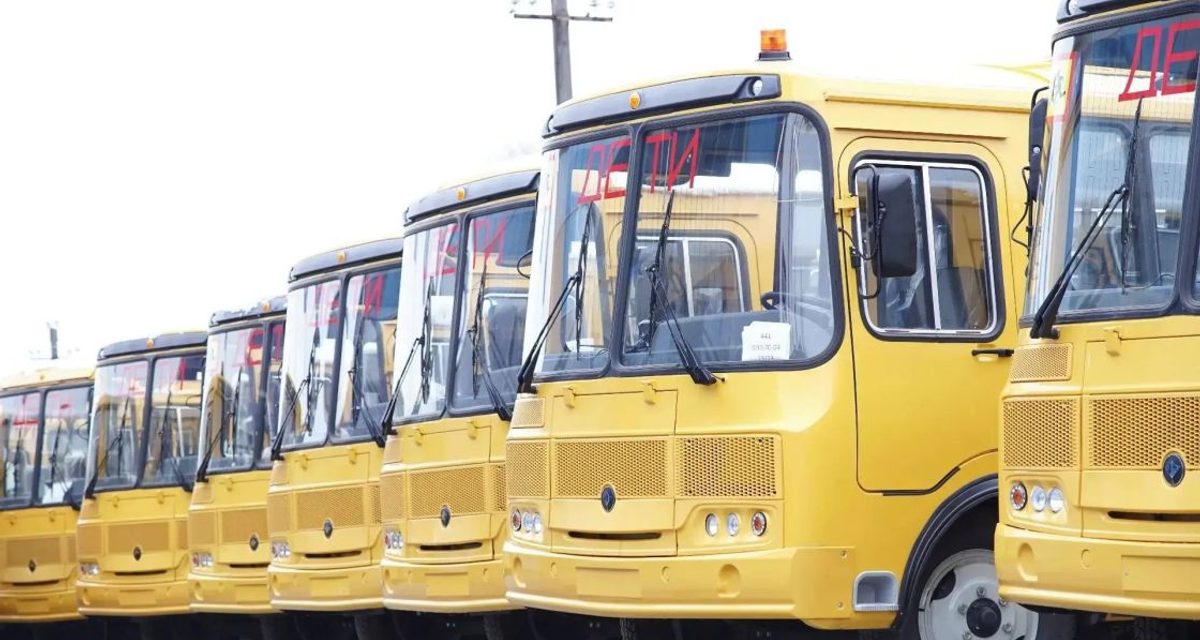 В отдалённые территории Кузбасса отправили 18 новых школьных автобусов за 85 млн рублей