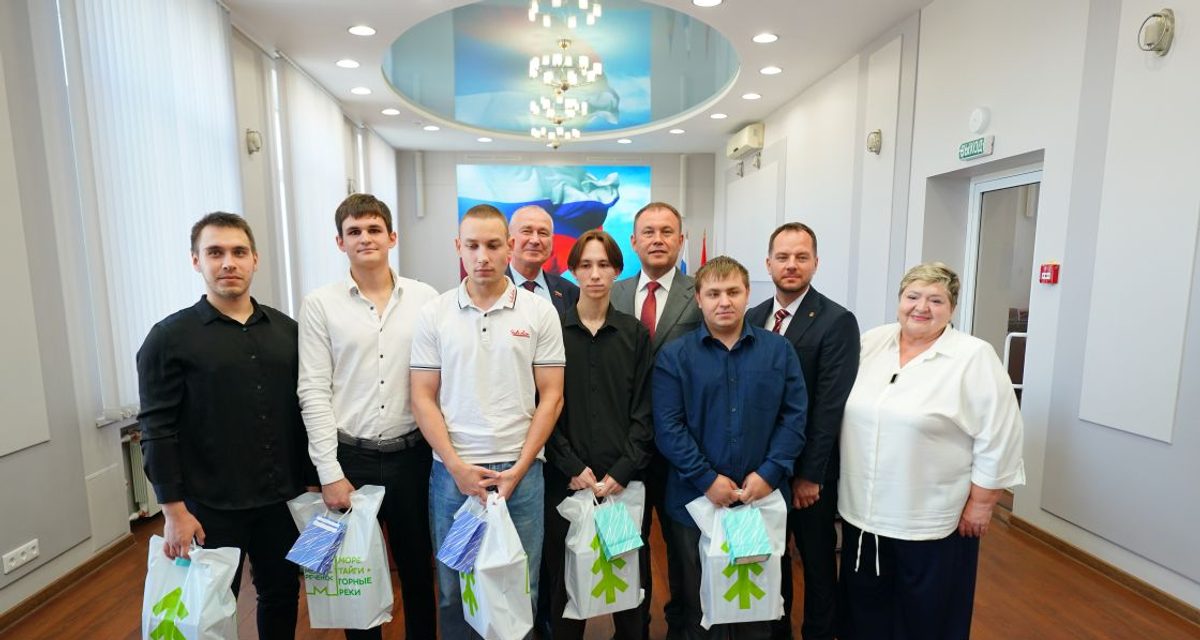 Пять детей-сирот получили ключи от собственных квартир в Междуреченске