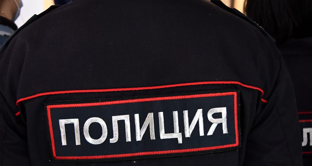 Полиция по видео из соцсетей нашла участников драки в Анжеро-Судженске, во время которой пострадал молодой человек