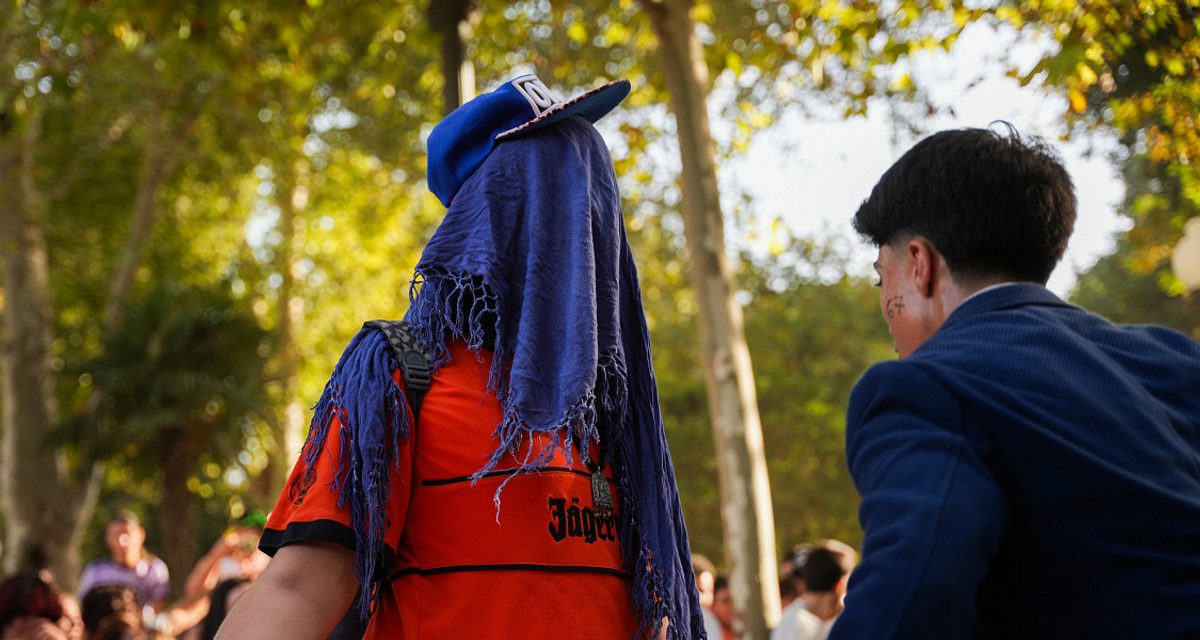 Подростки вышли на улицы фармить ауру жестами «сигмы» и «сикс-севен»