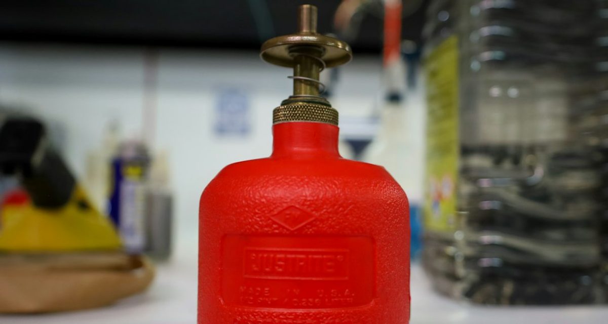 Полицейские нашли по видео двух подростков, вдыхавших газ из баллона в Новокузнецке