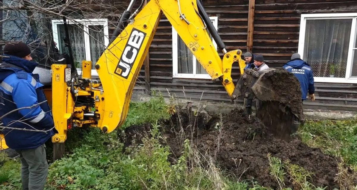 Жители Анжеро-Судженска месяцами ждали ремонта труб — к ним приехал областной аварийный отряд