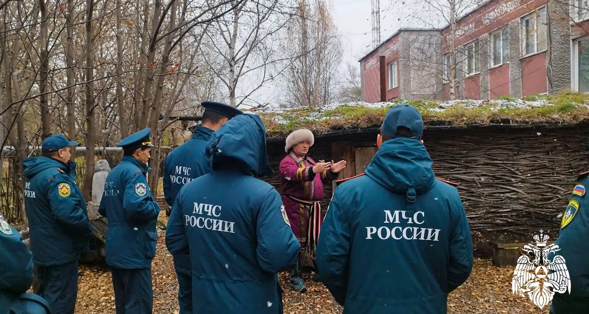 Спасатели Кузбасса впервые попробовали стрельбу из лука в музее телеутов